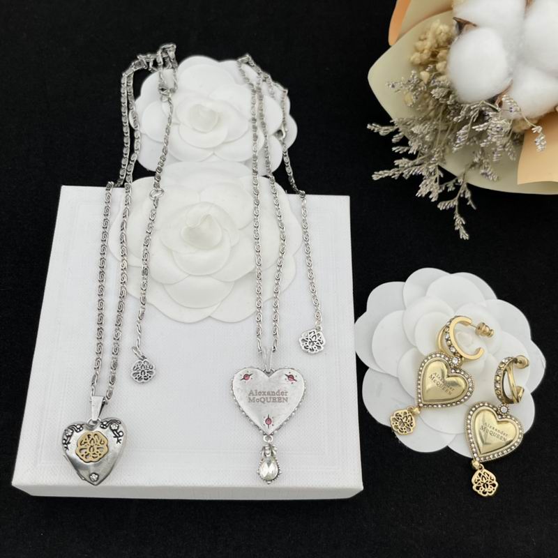 McQueen necklace 0526
